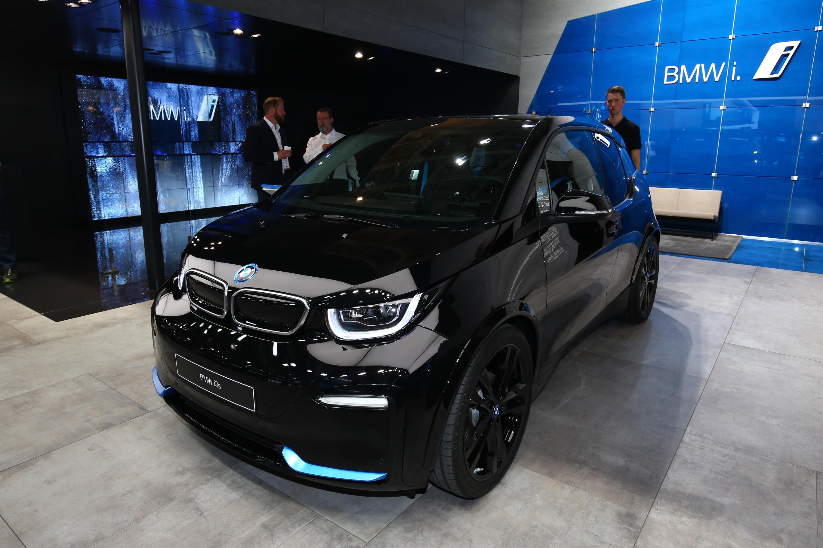 Ай 3. БМВ i3 2020. BMW i3 2019. BMW i3 черный. BMW i3 2021.